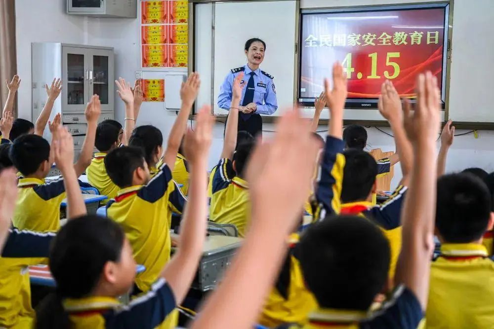 以习近平同志为核心的党中央团结带领全