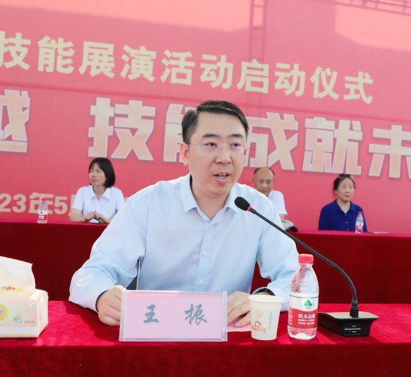 常务副校长王晨主持